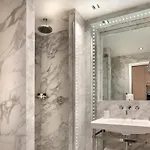Bowmann, A Small Luxury Of The World 5*