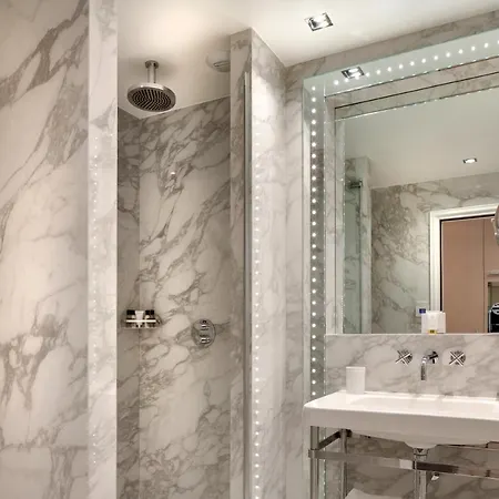 Bowmann, A Small Luxury Of The World 5*