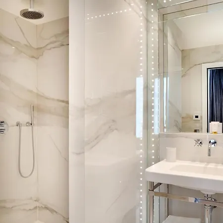 Bowmann, A Small Luxury Of The World 5* 파리